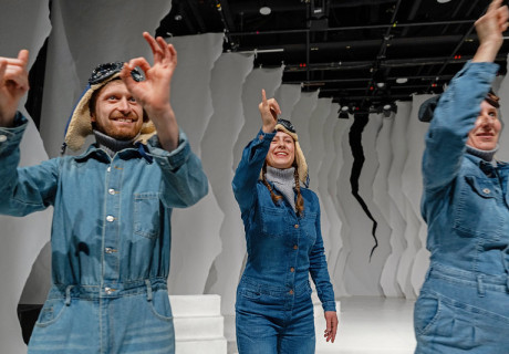 Gebärden der Geschichte – Theater Rampe Stuttgart – Stephanie Mündel-Möhr und Jasmin Schädler gehen auf Zeitreise durch 200 Jahre Tauben-Kulturgeschichte