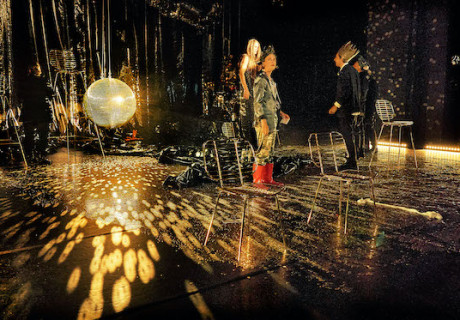 Geld, Parzival – Vorarlberger Landestheater Bregenz – Joël László versetzt den mittelalterlichen Parzival in den Kapitalismus