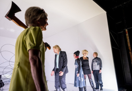 Der Girschkarten – Schauspiel Leipzig – Lukas Rietzschel erzählt frei nach Anton Tschechow vom Niedergang einer Dorfgemeinschaft