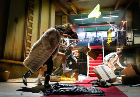 Die gläserne Stadt – Deutsches Schauspielhaus Hamburg – Viktor Bodó verslapstickt Felicia Zellers 