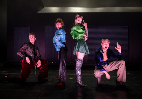 Gott Vater Einzeltäter. Operation Kleist – Nationaltheater Mannheim – Sapir Heller inszeniert Necati Öziris Bearbeitung der Kleist'schen Heldenfiguren