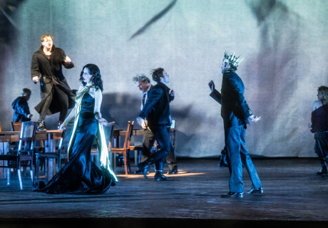 Hamlet – Schauspiel Stuttgart – Burkhard C. Kosminski inszeniert das Prinzendrama mit Franz Pätzold in der Titelrolle unentschieden