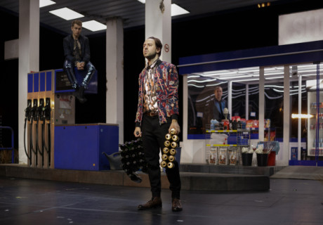 Herkunft – Nationaltheater Mannheim – Der preisgekrönte Roman von Saša Stanišić als große Bühnen-Identitätssuche