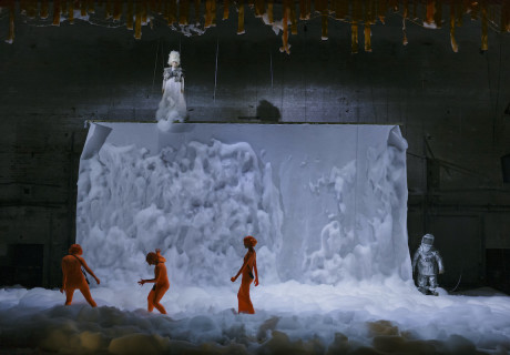 hildensaga – Burgtheater Wien – Jan Bosse teilt das Königinnendrama von Ferdinand Schmalz stimmungsmäßig in zwei