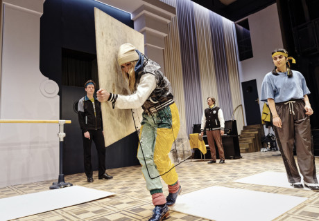 House of Dance – Schaubühne Berlin – Mit einer aus dem Alltag gegriffenen antidramatischen Versuchsanordnung eröffnet Tina Satter das Festival Internationale Neue Dramatik