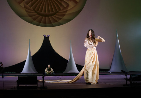 Hyäne Fischer. Das totale Musical – Volksbühne am Rosa-Luxemburg-Platz – Gen Matriarchat unterwegs sind Marlene Engel und Lydia Haider mit ihrer Hommage an die Nazi-Ikonen parodierende Kunstfigur Hyäne