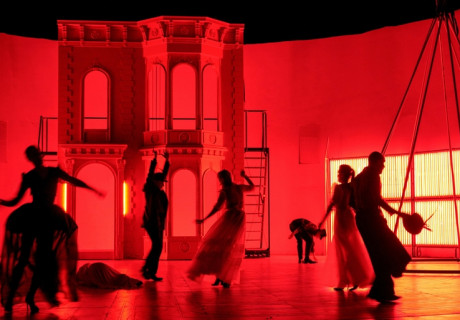 Der Idiot – Deutsches Theater Berlin – Sebastian Hartmann blickt mit Dostojewskis Roman in die Tiefen einer sehnsüchtigen Seele