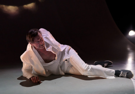 Jede(r).Now – Bernhard Ensemble Wien –  Ein Mash-up aus Francis Ford Coppola und Hugo von Hofmannsthal mit Off-Legende Hubsi Kramar