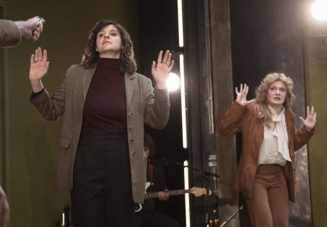 Jeeps – Münchner Kammerspiele – Nora Abdel-Maksoud lässt die Erbschaften der Deutschen im Jobcenter verlosen