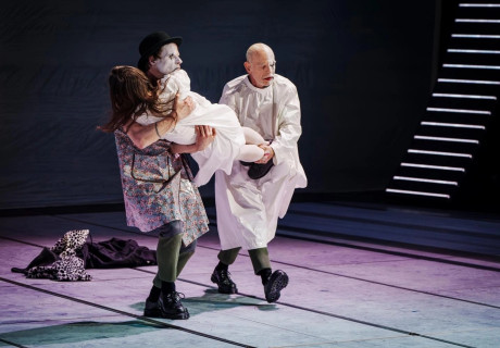 Kasimir und Karoline und der Tanz mit dem Tod – Theater Basel – Für ihr Basler Debüt montiert Karin Henkel zwei Horváth-Stücke zu einer epischen Messe menschlicher Misere