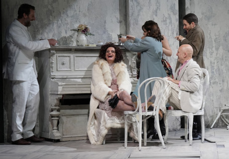 Der Kirschgarten – Hessisches Staatstheater Wiesbaden – Evgeny Titov erzählt Tschechows Komödie als Gespensterballett