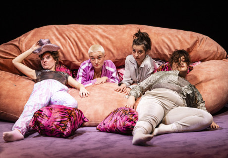 Liebe / Eine argumentative Übung – Kosmos Theater Wien – Anna Marboe inszeniert die österreichische Erstaufführung des radikalfeministischen Stücks von Sivan Ben Yishai