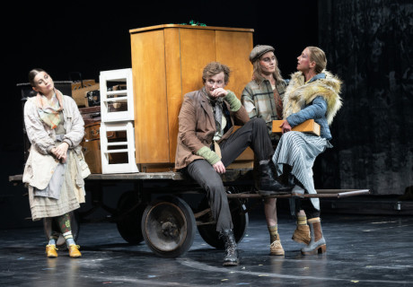 Mutter Courage und ihre Kinder – Staatstheater Augsburg – David Ortmann eröffnet das Brechtfestival mit dem Klassiker über den Dreißigjährigen Krieg 