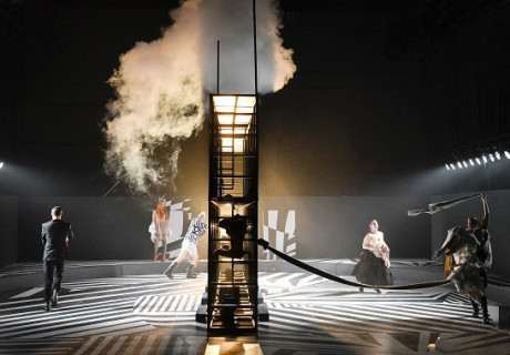 Mutter Courage und ihre Kinder – Staatstheater Kassel – Laura Linnenbaum gibt einen Schuss female Empowerment in Brechts Antikriegsstück