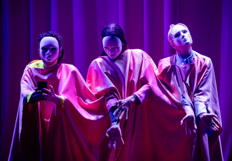 Nestbeschmutzung – Kosmos Theater, Wien – Das Institut für Medien, Politik & Theater geht mit einem satirischen Rechercheabend dem Machtmissbrauch am Theater nach