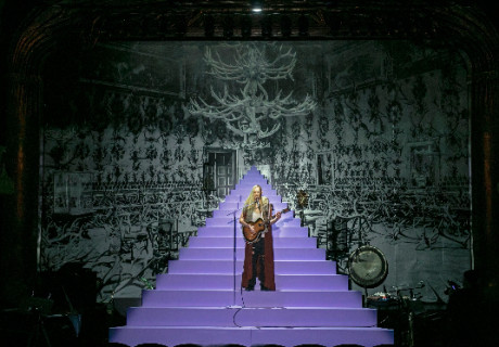 Nirvanas Last – Münchner Kammerspiele – Damian Rebgetz reinszeniert Nirvana’s letztes Konzert in München als queeren Volksliederabend