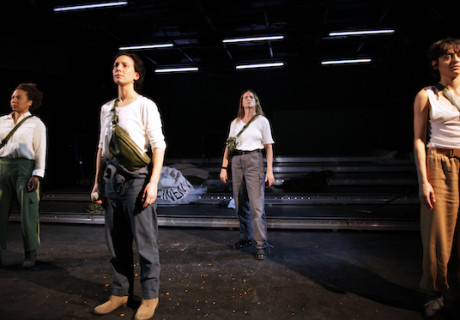 Oder: Du verdienst deinen Krieg (Eight Soldiers Moonsick) – Maxim Gorki Theater Berlin – Sivan Ben Yishais Wehrdienst- und Machtkampf-Stück von Sasha Marianna Salzmann uraufgeführt