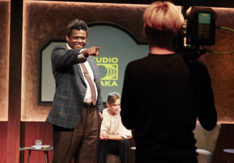 Odysseus.live – Staatstheater Nürnberg – Cosmea Spelleken erzählt die Geschichte des Kriegers und Irrfahrers Odysseus in einer Fernsehshow mit parallelem Internetstream