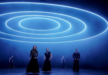 Oedipus – Deutsches Theater Berlin – Ulrich Rasche sucht mit der Tragödie des Sophokles das exemplarische Individuum