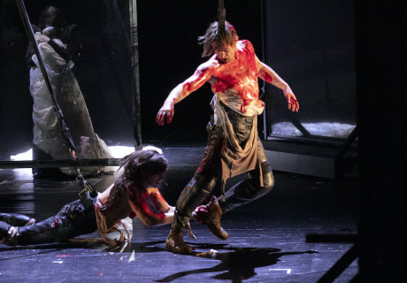 Penthesilea. Ein Requiem – Deutsches Theater Berlin – In Nino Haratischwili erzählt den antiken Mythos der rasend verliebten Amazone mit Anklängen an den russischen Imperialismus