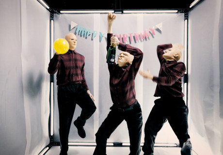 Playing Earl Turner – Theater am Werk, Wien – Laura Andreß und Stefan Schweigert untersuchen die Verbindungen zwischen einem neonazistischen Roman und den NSU-Morden