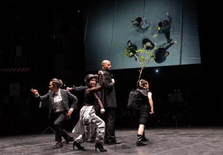 Posthuman Journey – Stadttheater Gießen – Thomas Krupa zeigt eine Trilogie von Pat To Yan über die düstere Zukunft des überwachten Menschen