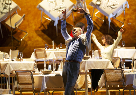 Reigen – Salzburger Festspiele – Zehn Autor:innen überschreiben Schnitzlers Werk und Yana Ross inszeniert die Szenen als schräges Wechselspiel