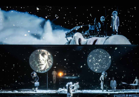 Der Schneesturm – Salzburger Festspiele – Kirill Serebrennikow inszeniert eine Mission durchs Whiteout frei nach Vladimir Sorokin 