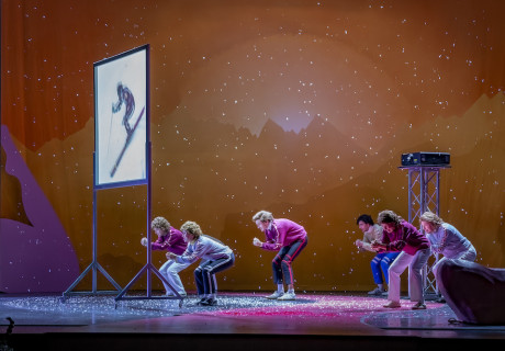 Schnee Weiß (Die Erfindung der alten Leier) – Tiroler Landestheater – Joachim Gottfried Goller inszeniert die österreichische Erstaufführung von Elfriede Jelineks Skimissbrauchs-Stück 