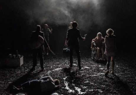 räuber.schuldenreich – In Frankfurt findet David Bösch düstere Endzeitbilder für Ewald Palmetshofers Stück über das schwere Erbe der Wohlstandskindeskinder