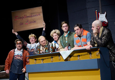 Singletreff – Staatstheater Kassel – Lars-Ole Walburg inszeniert die Uraufführung von Dirk Lauckes Komödie über eine ländliche Krise der Männlichkeit