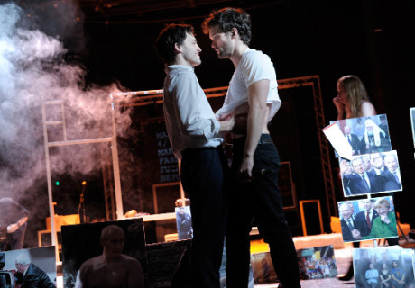 Small Town Boy – Falk Richter entwirft am Maxim Gorki Theater ein Gegenbild zum homosexuellen Coming Out