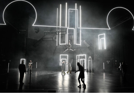 Solaris – Schauspiel Frankfurt – Christian Friedel inszeniert Stanisław Lems Science-Fiction-Roman als musicalhaftes Gesamtkunstwerk