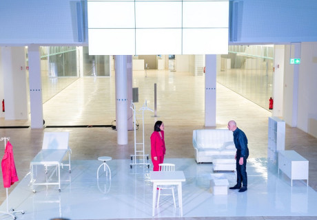 sterben helfen – Theater Lübeck – Konstantin Küsperts neues Stück blickt in eine Zukunft mit sozialverträglichem Selbstmord