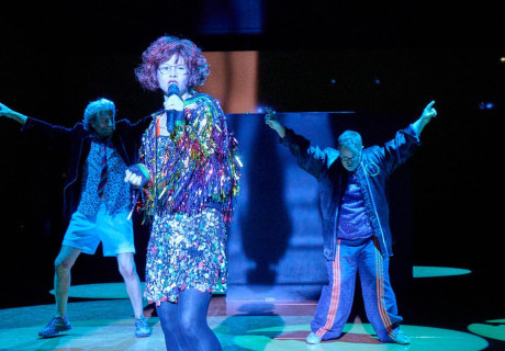 Tango – Staatstheater Kassel – Tom Kühnel inszeniert Sławomir Mrożeks absurdistisches Stück als heitere Groteske