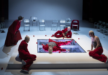 Trilogie der Unschuld – Neues Theater Halle – Henriette Hörnigk fügt Stücke von Euripides, Christa Wolf & Heiner Müller zu einem großen Ritt durch die Geschichte zusammen