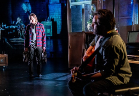 Wanja in der Gaußstraße – Thalia Theater Hamburg – Hakan Savaş Mican reichert Anton Tschechows Drama der unglücklich Liebenden mit etwas Meta an