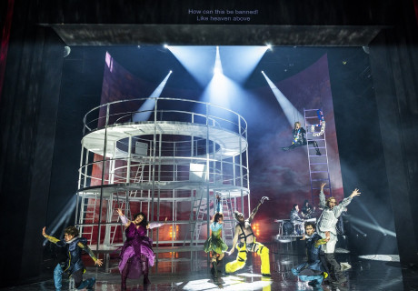 Was ihr wollt  (A Tortured Lover’s Version) – Schauspiel Leipzig – Bei Pia Richter performt Taylor Swift in Shakespeares Illyrien