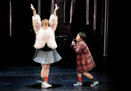 Die Wut, die bleibt – Salzburger Festspiele – Jorinde Dröse begeistert mit einer Bühnenadaption von Mareike Fallwickls feministischem Erfolgsroman