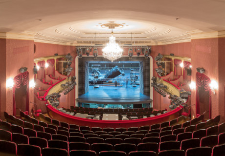 Um den geschichtsträchtigen Pfauensaal im Zürcher Schauspielhaus wird erbittert gerungen: Die einen wollen abreißen und neu bauen, die anderen sanieren. Wer wird sich durchsetzen?