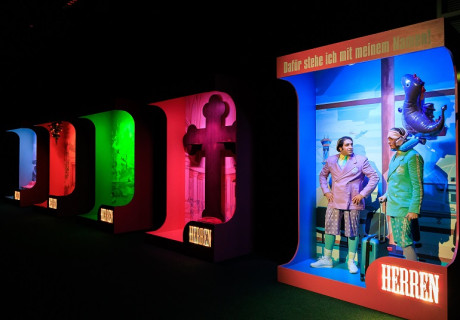 Zwei Herren von Real Madrid – Theater Oberhausen – Maike Bouschen bringt Leo Meiers Fußballer-Romanze angemessen schrill zur Uraufführung