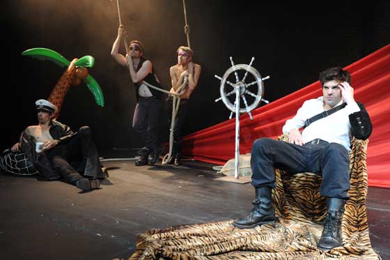 SeidenerSchuh3 560 AlexiPelekanos u