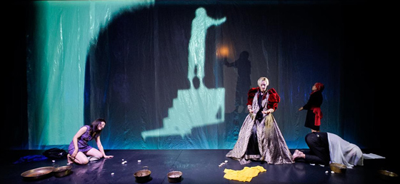 Walls - Iphigenia in Exile – Eine koreanisch-deutsche Koproduktion betrachtet am Deutschen Theater Berlin Goethes Fluchtgeschichte 'Iphigenie auf Tauris' aus heutiger Sicht