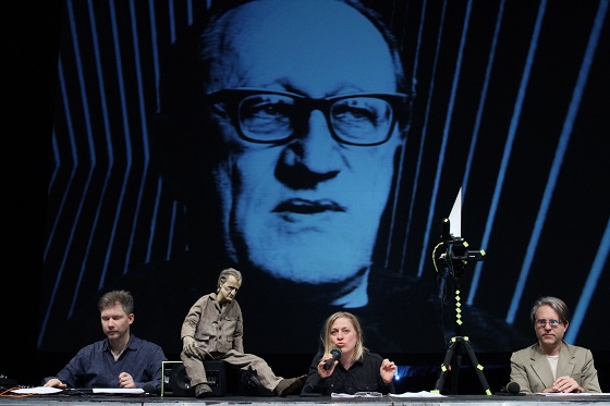 2045MuellerinMetropolis2 560 Dorothea Tuch u