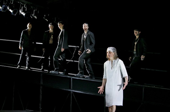 SiebengegenTheben Antigone3 560 Birgit Hupfeld u