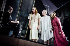 Drei Schwestern – Karin Henkels Anton-Tschechow-Tableau am Berliner Deutschen Theater