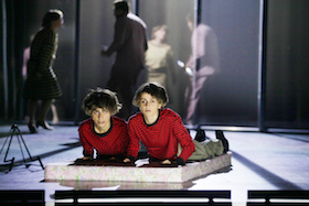 Außer sich – Am Berliner Gorki Theater fragmentiert Sebastian Nübling Sasha Marianna Salzmanns Romandebüt