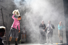 Der zerbrochne Krug – Laura Linnenbaum inszeniert Kleists Komödie in Düsseldorf mit deutlicher Botschaft