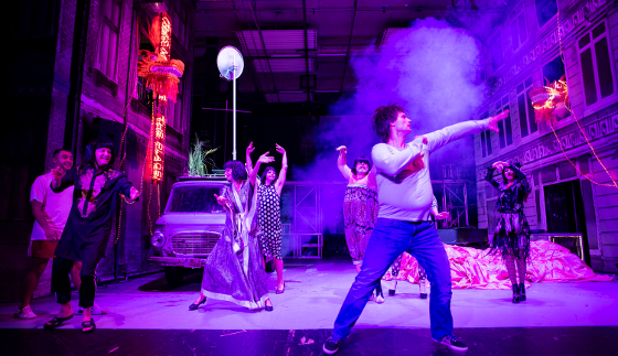 Nackt in Berlin2 560 Theater Oper und Orchester GmbH Falk Wenzel h