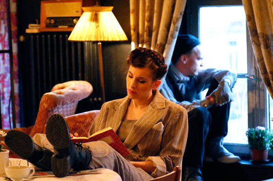 20 Jh in Kartons 1 MagdalenaPircher JonaMues 560 Katharina Dielenhein f&uuml;r das Theater Koblenz u